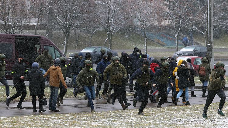 Schwer bewaffnete Sicherheitskräfte verhaften in Belarus hunderte Demonstranten. 