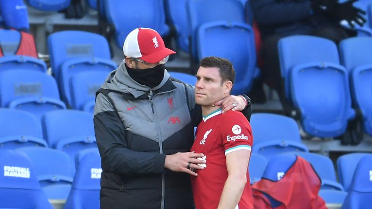 Klopp spricht mit Milner: Am Ende reicht es nicht zu einem Sieg in Brighton.