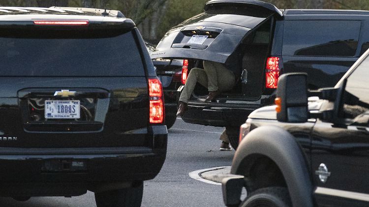 Eine Autokolonne mit dem gewählten US-Präsidenten Biden trifft bei einem Orthopädie-Spezialisten ein.