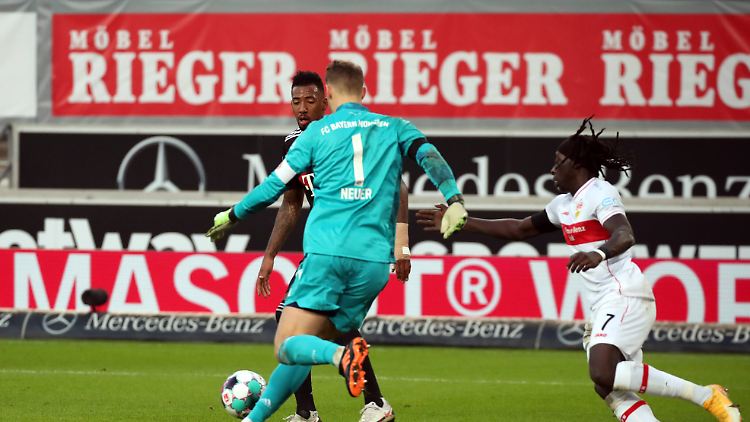 Stuttgarts Tanguy Coulibaly greift an Manuel Neuers Arm, das ist unstrittig. Was Neuer und Schiedsrichter Harm Osmers daraus machten, allerdings schon.