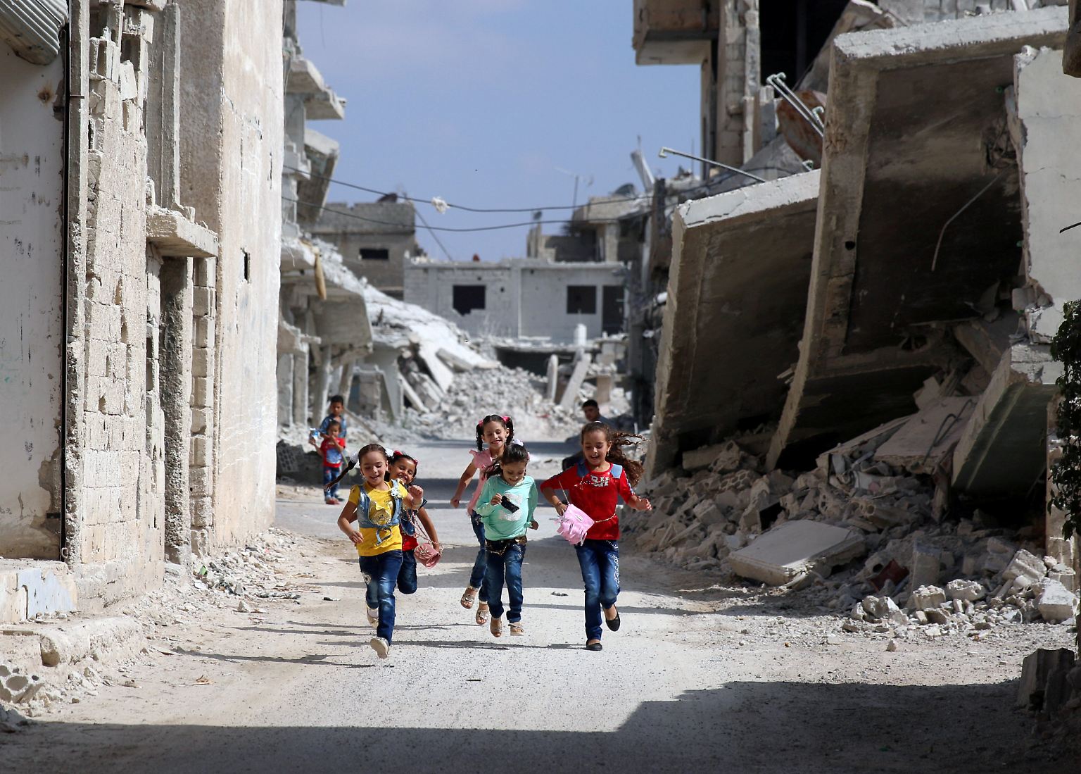 Dass Kinder in Frieden und Sicherheit aufwachsen können, war nie eine Selbstverständlichkeit.  Weder heute noch vor 100 Jahren. Laut der Kinderhilfsorganisation Save the Children leben aktuell 426 Millionen Kinder weltweit in Kriegsgebieten. In Syrien spielen sie 2017 zwischen Trümmern, ... 