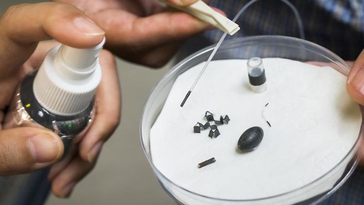 Mit dem M-Spray können verschiedene Objekte zu Minirobotern gemacht werden.