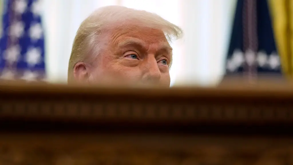 US-Praesident-Donald-Trump-spricht-zu-Journalisten-nachdem-er-ein-Dekret-im-Oval-Office-des-Weissen-Hauses-unterzeichnet-hat