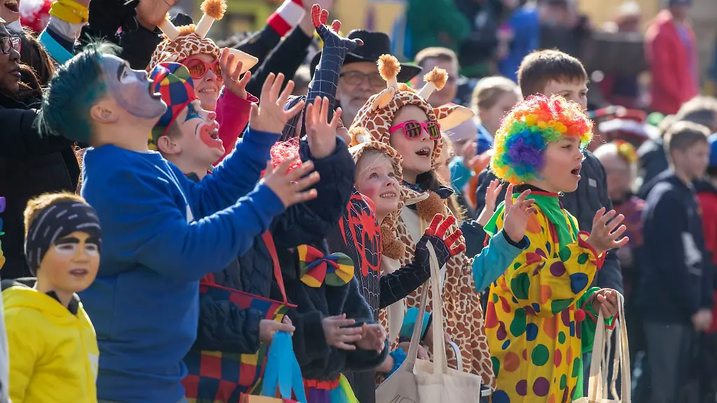 Hessens-groesster-Rosenmontagsumzug-in-Fulda-wird-aus-Spenden-finanziert-Die-Ausgaben-fuer-immer-hoehere-Sicherheitsvorkehrungen-gehen-ins-Geld