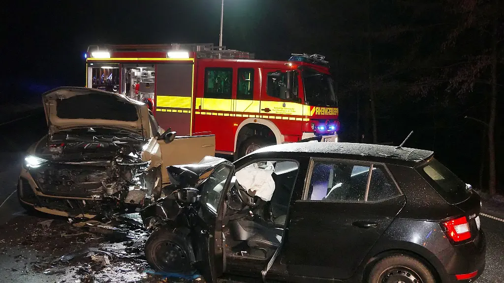 Die-beiden-Autos-auf-der-B456-frontal-ineinander