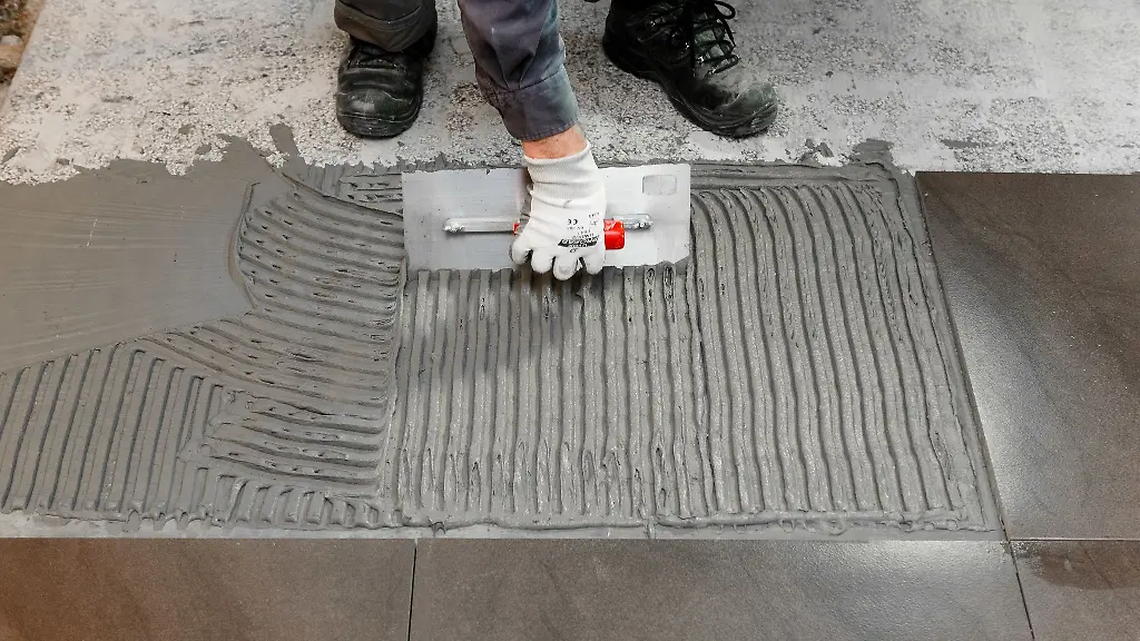 Manche-Renovierungsarbeiten-koennen-auch-Laien-erledigen-Doch-soll-der-Boden-am-Ende-gerade-sein-verlegt-am-besten-ein-Profi-die-Fliesen