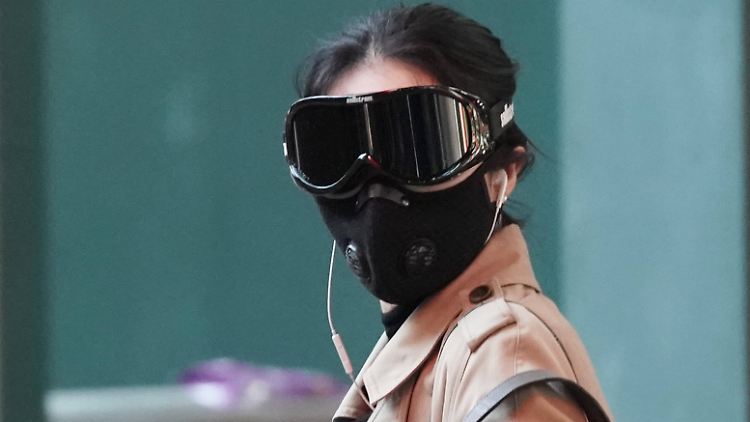 Maske ist nicht gleich Maske: Ein Exemplar wie hier mit Ventilen schützt leider gar nicht. 
