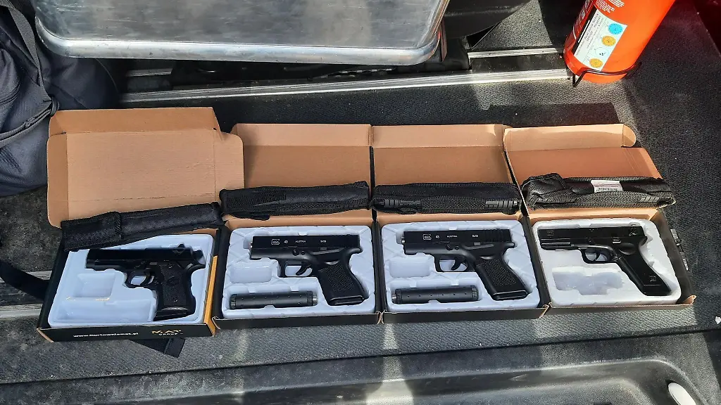 Die-Jugendlichen-hatten-unter-anderem-mehrere-Schreckschusswaffen-samt-Munition-dabei-Handout