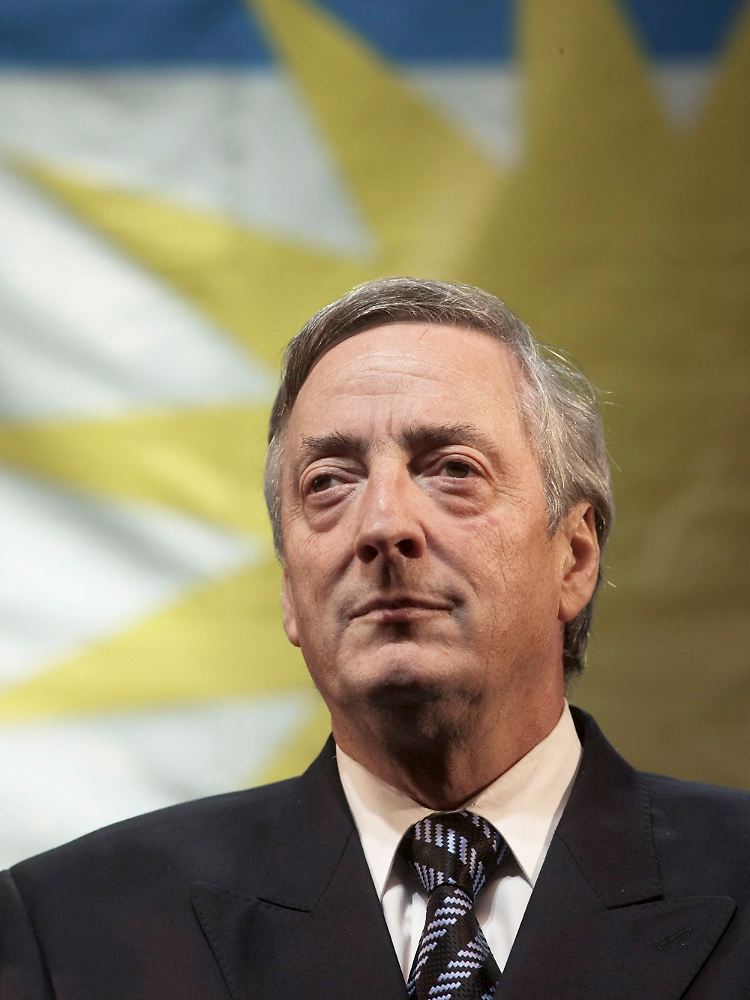 Néstor Kirchner, Cristinas Ehemann, war vor ihr Präsident Argentiniens. Sein deutsch klingender Name stammt von seinen Schweizer Vorfahren. Er starb im Jahr 2010.