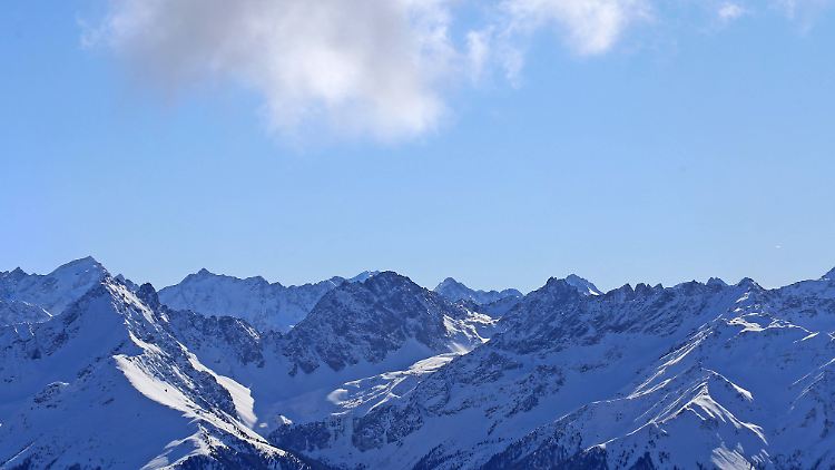 Frisch eingepudert und fast wolkenlos: Alpenpanorama in Serfaus in Tirol am Montag.