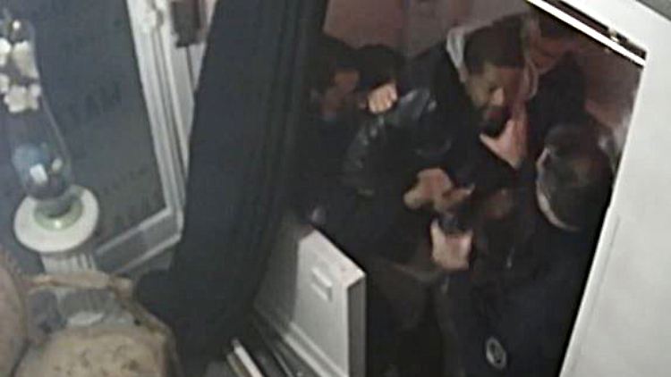Der Screenshot aus dem Überwachungsvideo überführt die Polizisten der Lüge. 