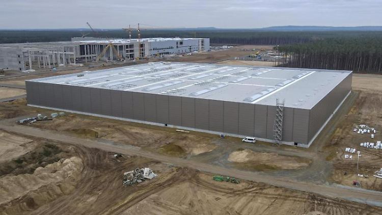 Blick über die riesige Baustelle der Tesla Gigafactory.