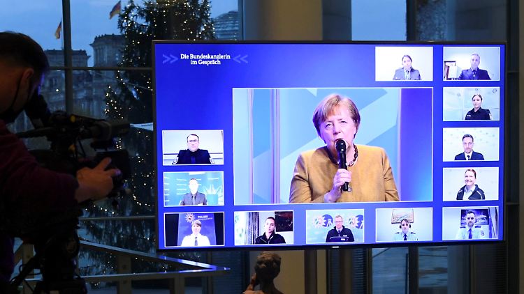 Per Videochat unterhielt sich Merkel mit Polizistinnen und Polizisten aus ganz Deutschland.