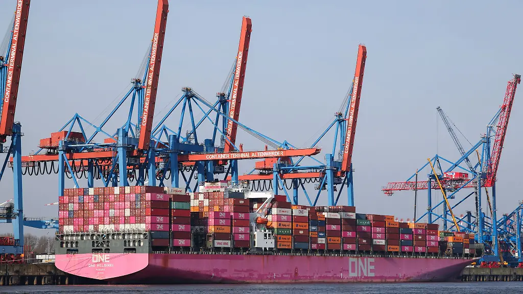 Ein-Containerschiff-wird-am-Terminal-Altenwerder-abgefertigt