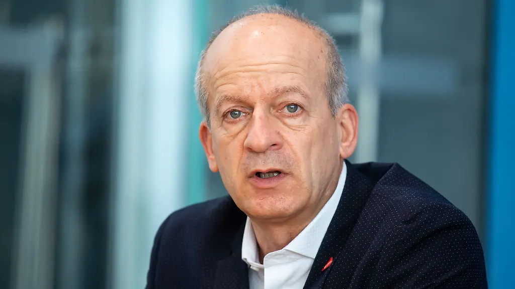 Der-im-August-2024-von-der-Linken-zum-BSW-uebergelaufene-Justizstaatssekretaer-Friedrich-Straetmanns-will-seinen-Job-nach-dem-Scheitern-des-BSW-an-der-Fuenf-Prozent-Huerde-behalten