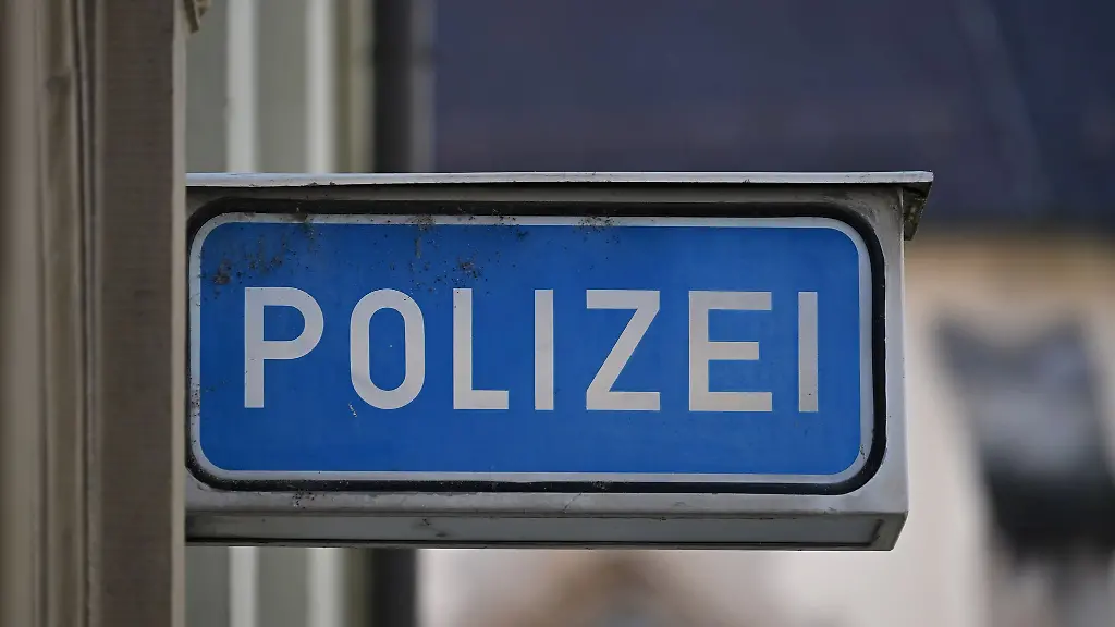 Ein-Mann-mit-einem-Messer-in-einer-Polizeiwache-hat-in-Oelde-auch-Spezialeinsatzkraefte-auf-den-Plan-gerufen