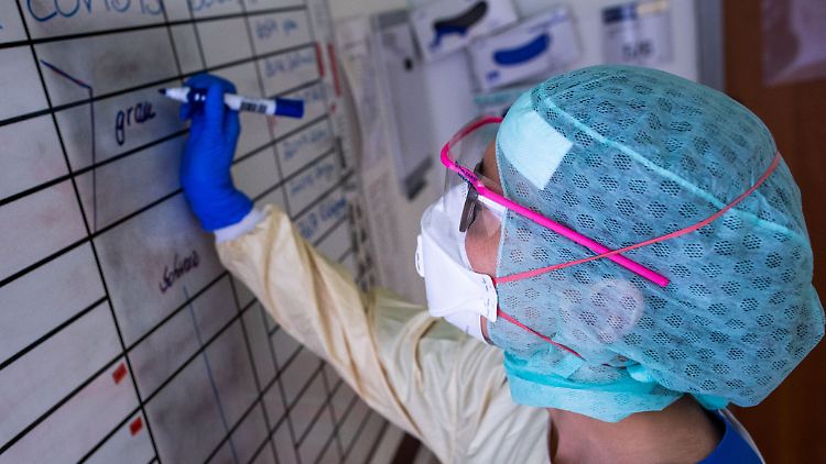 Krankenhaus-Mitarbeiter schützen sich gut vor einer Sars-CoV-2-Infektion. 