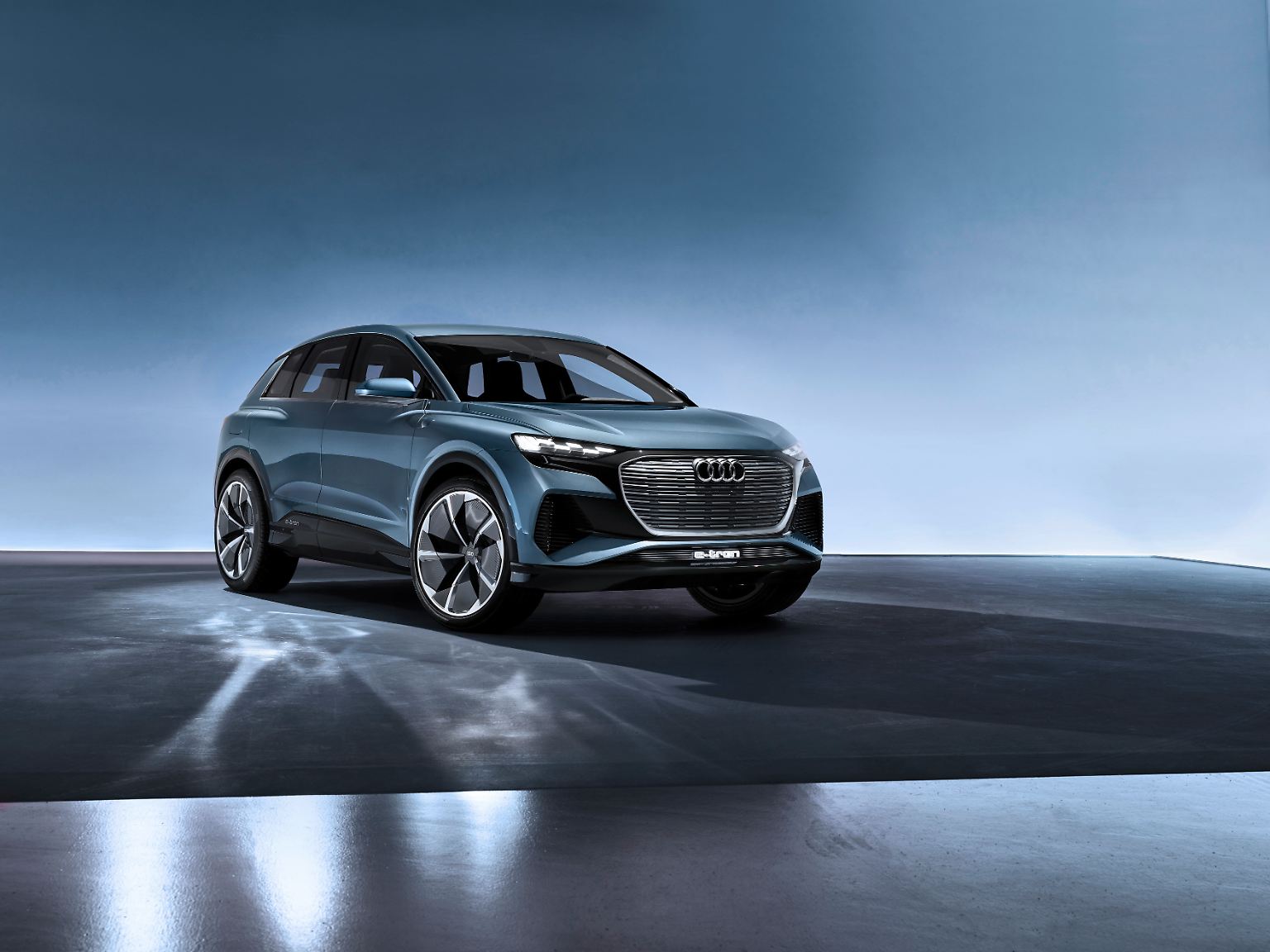 Der Elektroantrieb wird 2021 zum Standard bei den Auto-Neuheiten. Kaum ein Debütant kommt mehr ohne auf den Markt, viele Modelle setzen sogar ausschließlich auf die batteriegestützte Mobilität. Und so trägt auch die süddeutsche Premium-Interpretation des VW ID.4. in Form des Audi Q4 E-Tron ... 