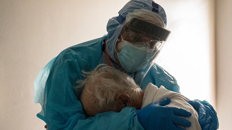 Nach einer Weile in den Armen von Dr. Varon beruhigte sich der Patient schließlich und hörte auf zu weinen.
