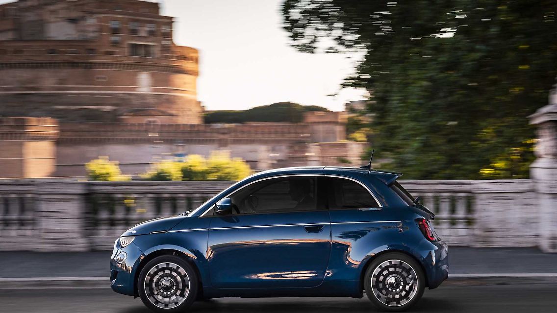 Mehr Leistung und Reichweite gibt es gegen Aufpreis. Die 118 PS starke "Passion"-Variante kommt dank 42-kWh-Akku bis zu 320 Kilometer weit und kostet ab 27.560 Euro.