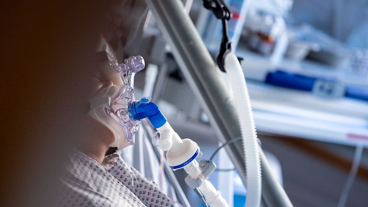 Eine Covid-19-Patientin wird im Universitätsklinikum Greifswald mit einer Maske beatmet.