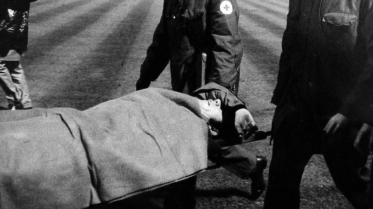 Vorgeblich arg mitgenommen muss Roberto Boninsegna im Oktober 1971 vom Rasen des Bökelbergs getragen werden.