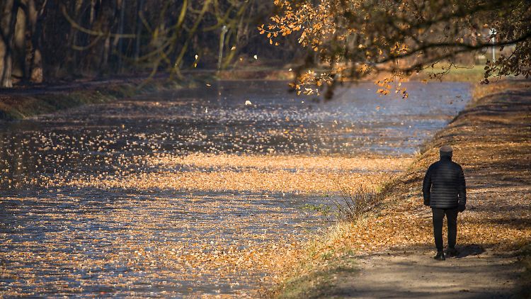Ein einsamer Spaziergang am Ludwig-Donau-Main-Kanal ist mit den Bestimmungen in Nürnberg nach wie vor vereinbar.