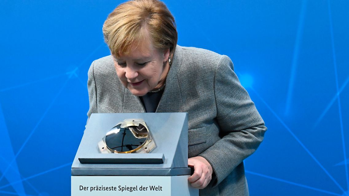 Bundeskanzlerin Merkel inspiziert beim Digitalgipfel den präzisesten Spiegel der Welt.