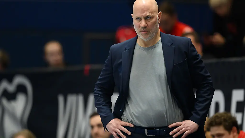 Coach-Denis-Wucherer-von-den-Skyliners-Frankfurt-kann-bis-zum-Saisonende-mit-dem-Litauer-Einaras-Tubutis-planen