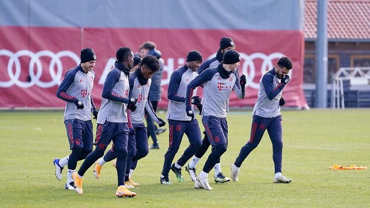 Der Kader des FC Bayern wird vor dem CL-Kracher gegen Atlético Madrid mit vielen Nachwuchsspielern aufgefüllt.