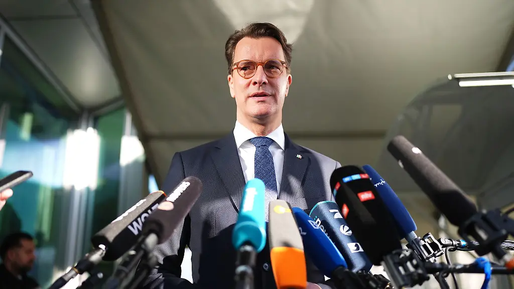 Nordrhein-Westfalens-Ministerpraesident-Hendrik-Wuest-CDU-sei-2022-ueber-seinen-Schatten-gesprungen-sagt-der-Wissenschaftler