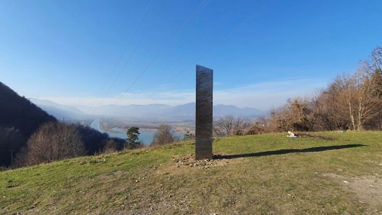 Ein Augenzeuge bezeichnet die Metallsäule in Rumänien als "alten Metallschrott".