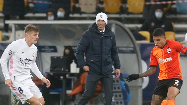 Es droht das frühe Aus: Für Kroos (l.) und Zidane (M.) könnte die CL demnächst das sein, was sie auch für Millionen Fans ist - ein TV-Ereignis.