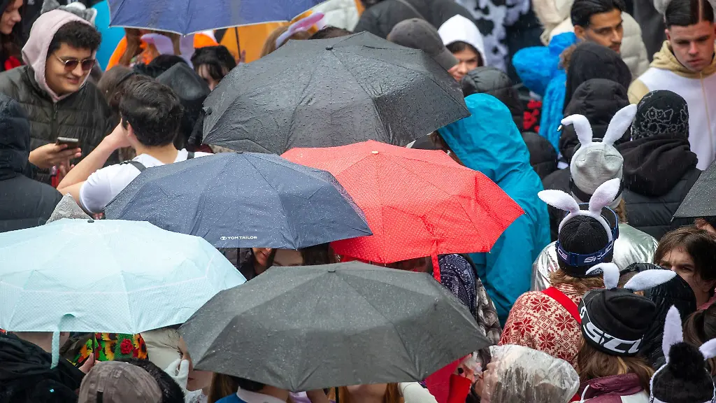 Die-neue-Woche-bringt-Regen-und-Wolken-An-Weiberfastnacht-brauchen-Jecken-voraussichtlich-einen-Regenschutz