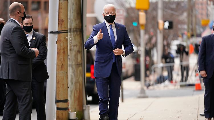 Biden am Dienstag bei einem Termin in seinem Wohnort Wilmington in Delaware. Unten ist seine Fuß-Schiene zu sehen, die er trägt, seit er sich kürzlich beim Spielen mit seinem Hund verletzt hat.