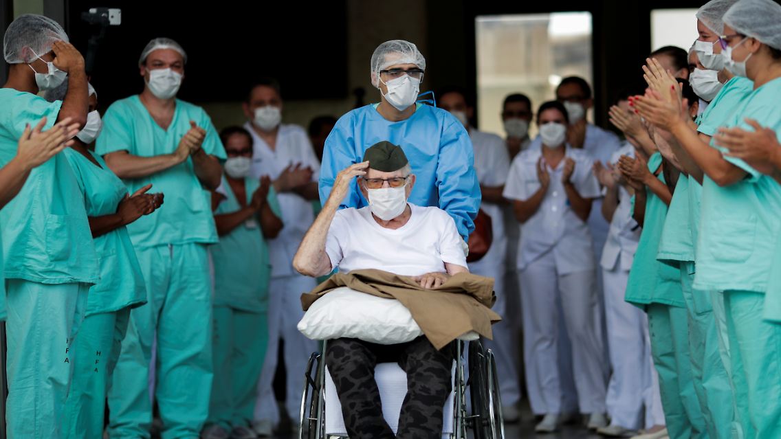 14. April: Pflegekräfte applaudieren in Brasilia dem 99-jährigen Ermando Armelino Piveta. Der Weltkriegsveteran ist von einer Covid-19-Erkrankung genesen.