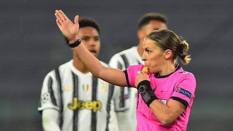 Stéphanie Frappart leitet ihr erstes Champions-League-Spiel souverän.