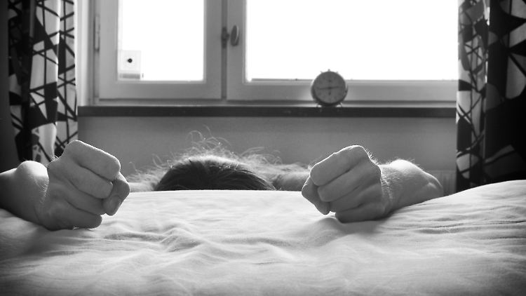 Verängstigte Frau: Femizide sind mehr als eine Familientragödie.