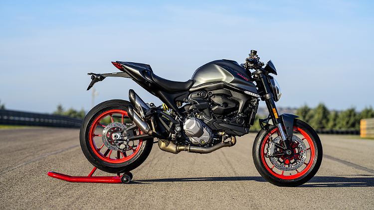 Schlanke Taille, Bisonrücken und zwei aufsteigende Endschalldämpfer. Schöner kann die Silhouette einer Ducati Monster gar nicht sein.