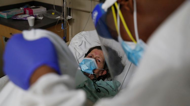 Donna Plummer liegt in einem Krankenhaus in Chicago - und kämpft gegen ihre Covid-19-Erkrankung.
