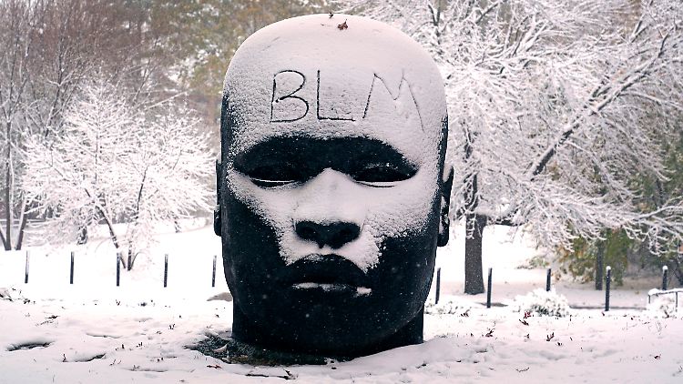 Die Abkürzung "BLM" steht auf der verschneiten Stirn der Skulptur "Eternal Presence" vor dem "National Center of Afro-American Artists" in Boston.