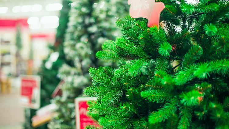 Künstliche Weihnachtsbäume aus Plastik sind gefragt.