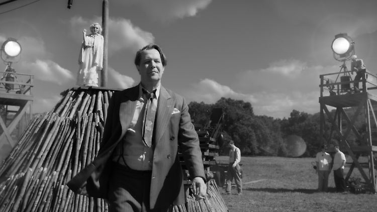 Marion Davies (Amanda Seyfried) und Mank (Gary Oldman) lernen sich am Set eines Historienfilms kennen.