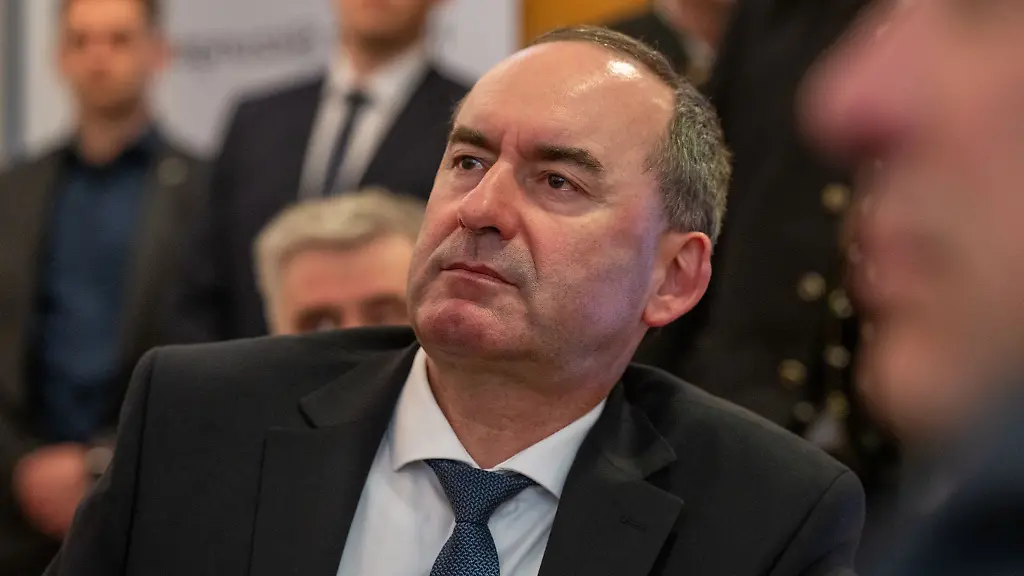 Enttaeuschung-ueber-die-ersten-Prognosen-bei-den-Freien-Waehlern-und-Parteichef-Hubert-Aiwanger