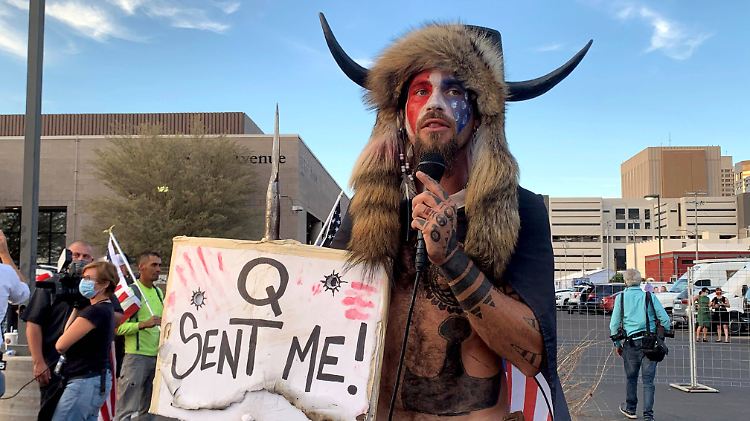 Die QAnon-Verschwörungsgläubigen unterstützen mehrheitlich den scheidenden US-Präsidenten Donald Trump, wie dieser Teilnehmer einer Pro-Trump-Demonstration in Arizona.
