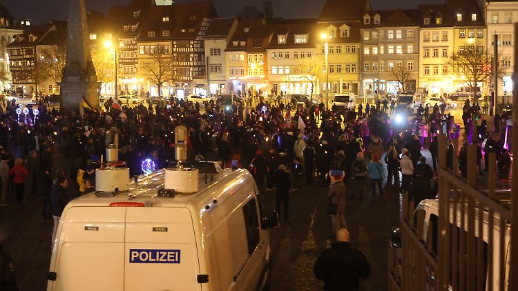 In Erfurt demonstrierten Anhänger von "Querdenken 361" gemeinsam mit der rechten Gruppierung "Erfurt zeigt Gesicht" auf dem Domplatz.