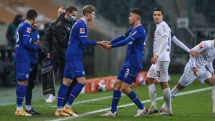 Beim FC Schalke bekommen die Jungen notgedrungen Einsatzzeit.
