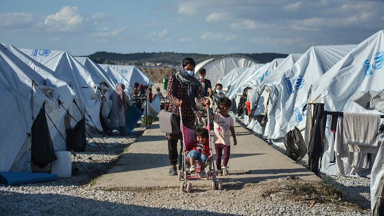 Das Übergangslager Kara Tepe steht in heftiger Kritik. Es gebe nicht genug Betten oder fließend Wasser. Bis September 2021 müssen rund 7200 Migranten wohl dort ausharren.