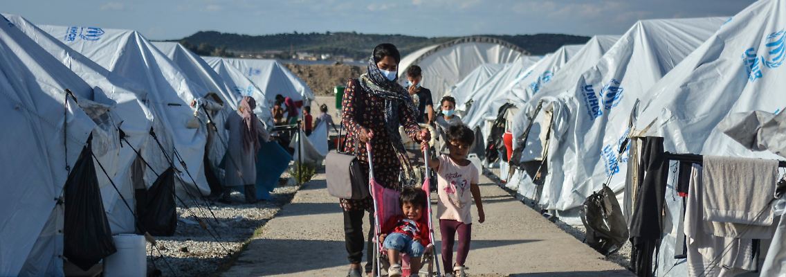 Das Übergangslager Kara Tepe steht in heftiger Kritik. Es gebe nicht genug Betten oder fließend Wasser. Bis September 2021 müssen rund 7200 Migranten wohl dort ausharren.