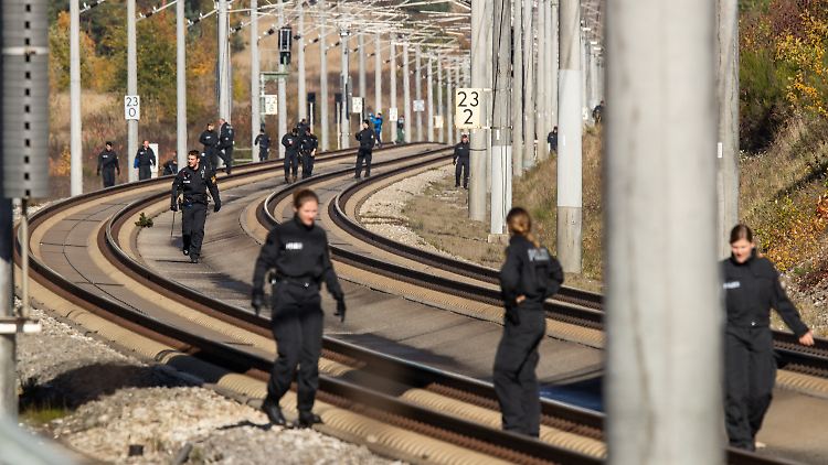 Polizisten suchen im Oktober 2018 auf der ICE-Strecke zwischen Nürnberg und München die Schienen ab.